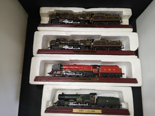 M594-ATLAS EDITIONS LOT OF FOUR STATIC LOCOMOTIVES ON WOODEN PLINTHS WITH NAMES