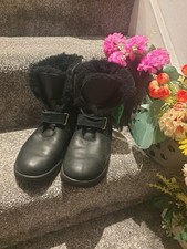 Ugg Vibram Boots Size:7.5 (better for size 6 or 5.5)