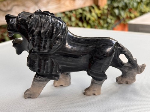 Black onyx carved lion - black,