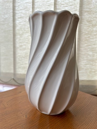 Ribbed twisted vase ceramic - -,