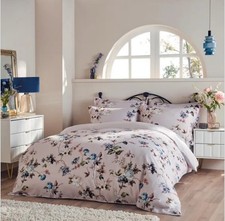 Holly Willoughby Exotic