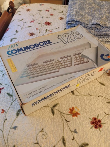 Commodore 128 box tears - box/no, tears/