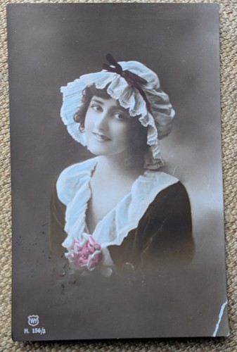 Pretty glamour woman mop - in,