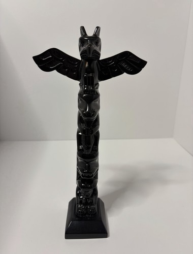 Large canadian totem pole - large,