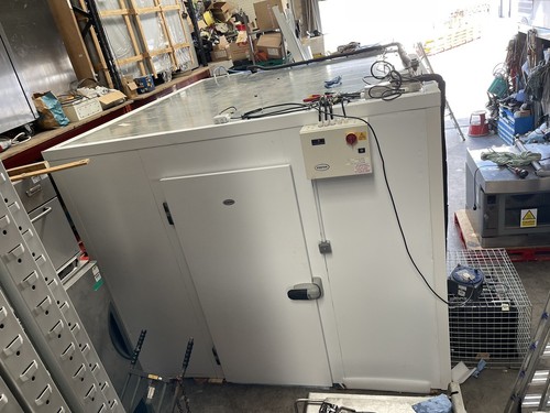 Foster walk chiller room - in,