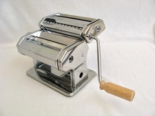 Pasta machine and pasta cutter for fresh home made pasta. Navaris brand