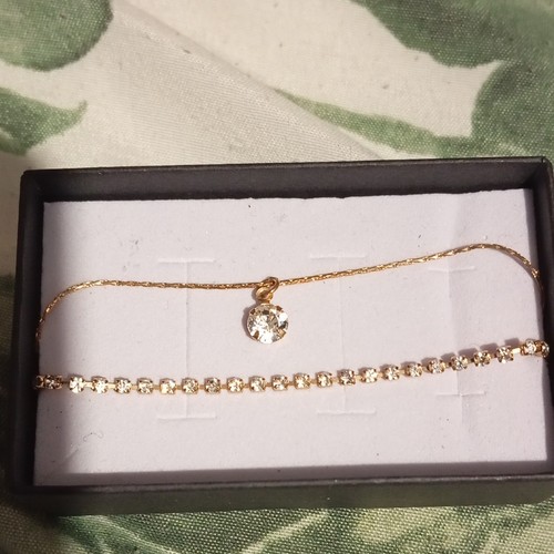 Gold tone white crystal - white, round