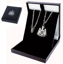 NEWCASTLE UNITED FC SILVER PLATED CREST PENDANT WITH 50 CM LONG CHAIN NECKLACE