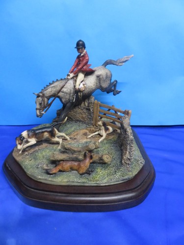 Border fine arts hunt - ,