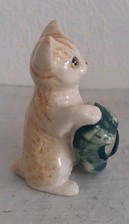 Royal Doulton Striped Cat With Green Slipper Made In England 1980's Figure 2.5"