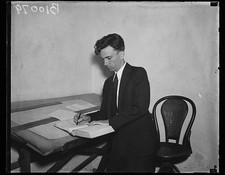 Photo:1930s Man in Suit