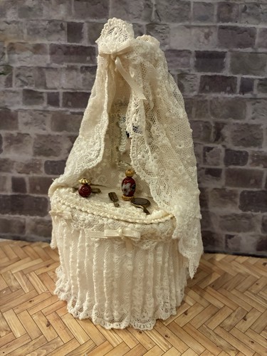 Dolls house scale - dolls, 1/12