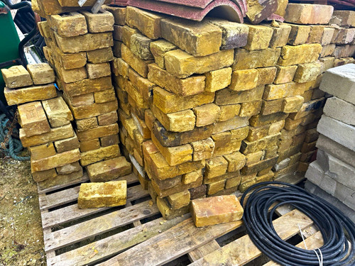 850 yellow stock bricks - 850,
