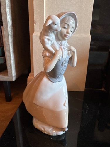 Nao figurine girl with lamb - nao,