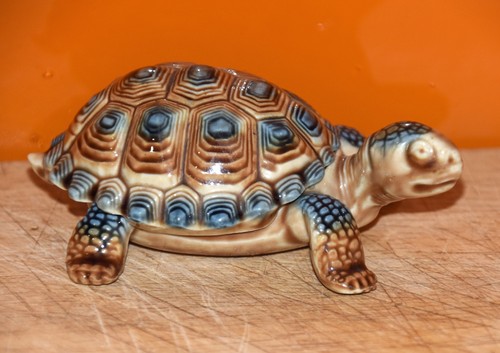 Wade lidded tortoise trinket - lidded,