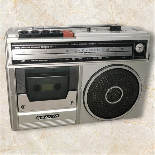 Vintage sanyo m2402 radio - vintage,