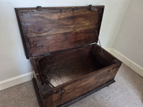 Vintage blanket linens chest - blanket/linens,