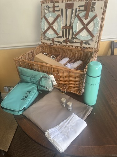 Picnic hamper person - 4,