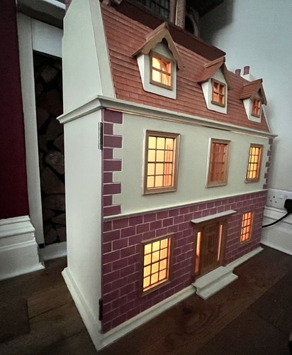 Large dolls house - ,