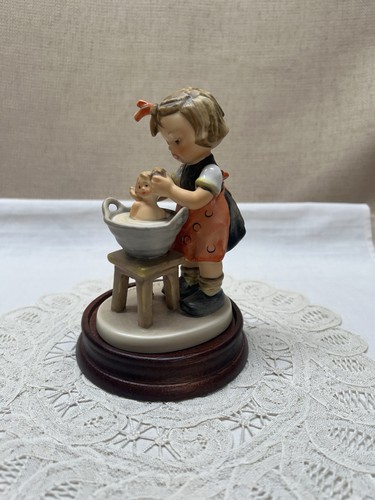 Hummel girl washing - girl, 5"