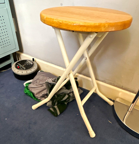 Folding round wooden seat - round,