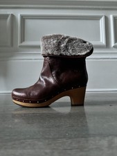 UGG® AUSTRALIA LYNNEA BROWN