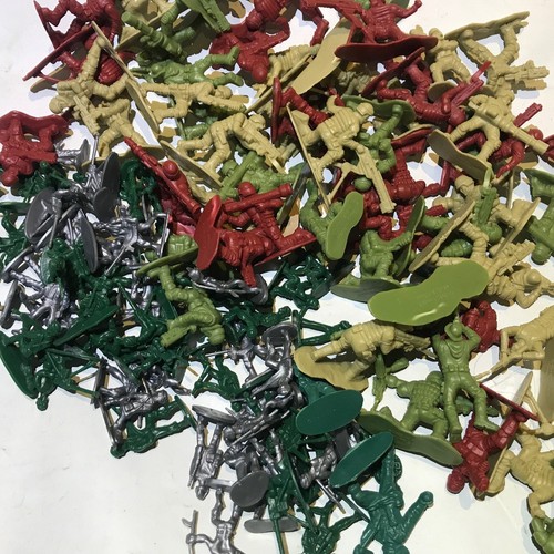 100 plastic toy - toy, soldiers