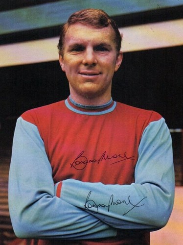 Bobby moore signed photograph - moore,