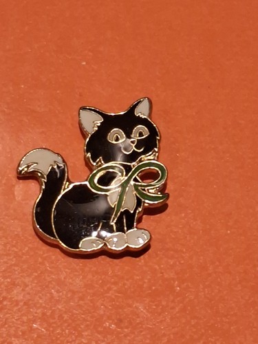 Black cat and green - green, macmillan