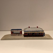 Model Railway News Stand W H Smith Newsagent & station building Airfix 
