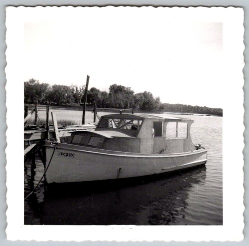 Vtg snapshot wooden - b&w, cabin