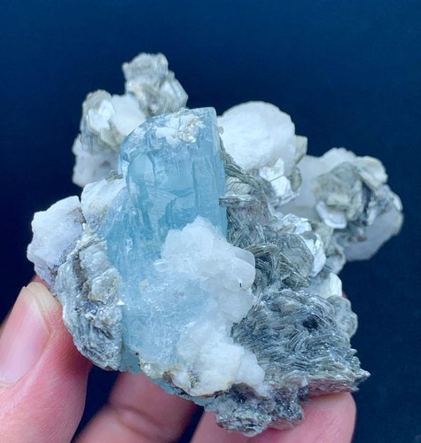 Aquamarine crystal with - , mica