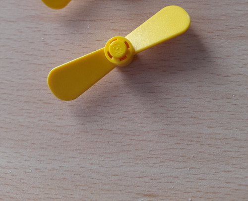 Lego 4745 yellow propellor 2 - lego,