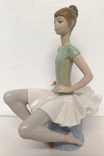 Lladro laura sitting - lladro,
