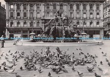 D036927 Lyon. La Fontaine Bartholdi et les Pigeons de la Place des Terreaux. C.