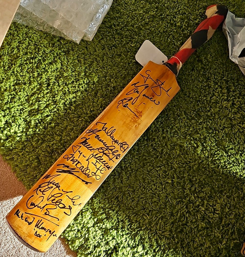 Signed autographed cricket - signed, bat