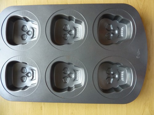 Wilton mini skull cake - wilton,