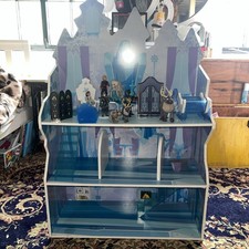 Frozen Dolls House with Characters Furniture