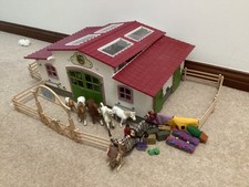 Schleich Horse Club 42344 Riding Centre with Rider and  5 Horses