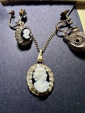 Vintage Cameo Pendant Necklace