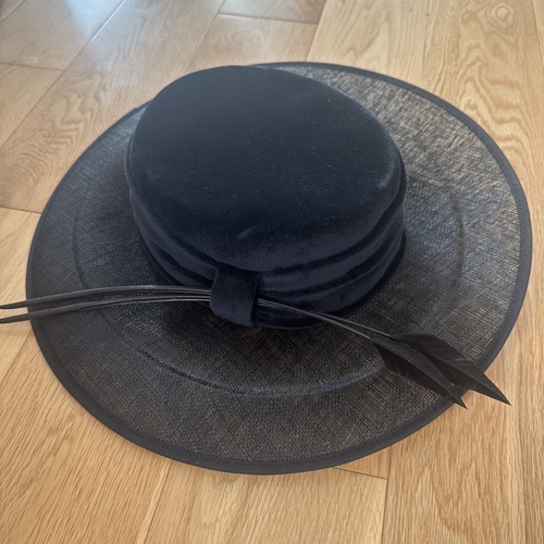 Wide brimmed black - brimmed, velvet