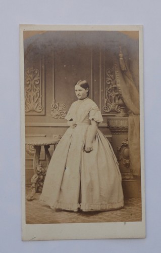 Cdv pretty lady - of, in