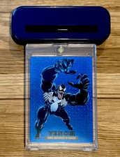 2024 SKYBOX Marvel Masterpieces Platinum #97 BLUE TRAXX VENOM + CASE/STAND