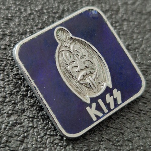 Vintage 1970s 80s kiss badge - vintage,