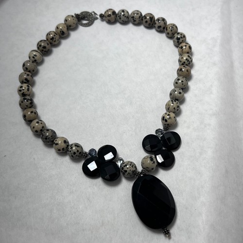 Dalmatian jasper black beaded - black,