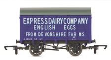 Hornby R60279 SR Express Dairies Box Van 48323 - OO Gauge