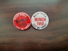 2 x BUSBY BABES MUNICH 1958  25mm BUTTON BADGE