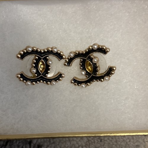 Chanel button earrings gold - button,