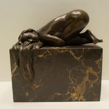 Statue Damsel Sexy Pin-up The