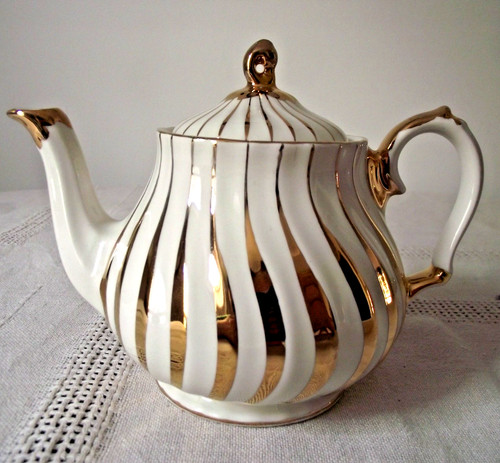 Sadler tea pot gold - pot,